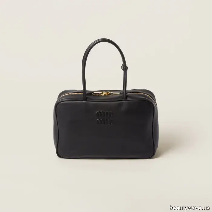 Miu Miu potrebbe essere uno dei marchi più trendy in questo momento, ma queste 5 borse sono investimenti per sempre.