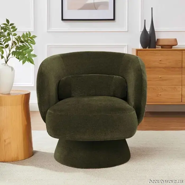 Our Graphic Designer's Chicago apartment resembles that of a luxury hotel.