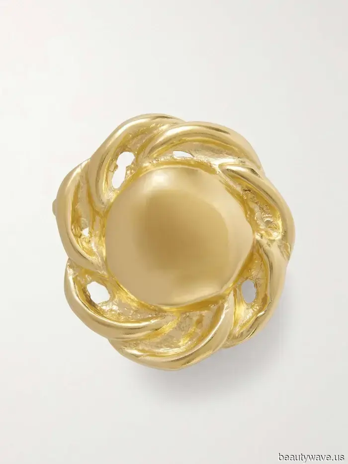 Improvvisamente, le persone alla moda indossano questo accessorio "datato" su maglioni, vestiti e giacche.