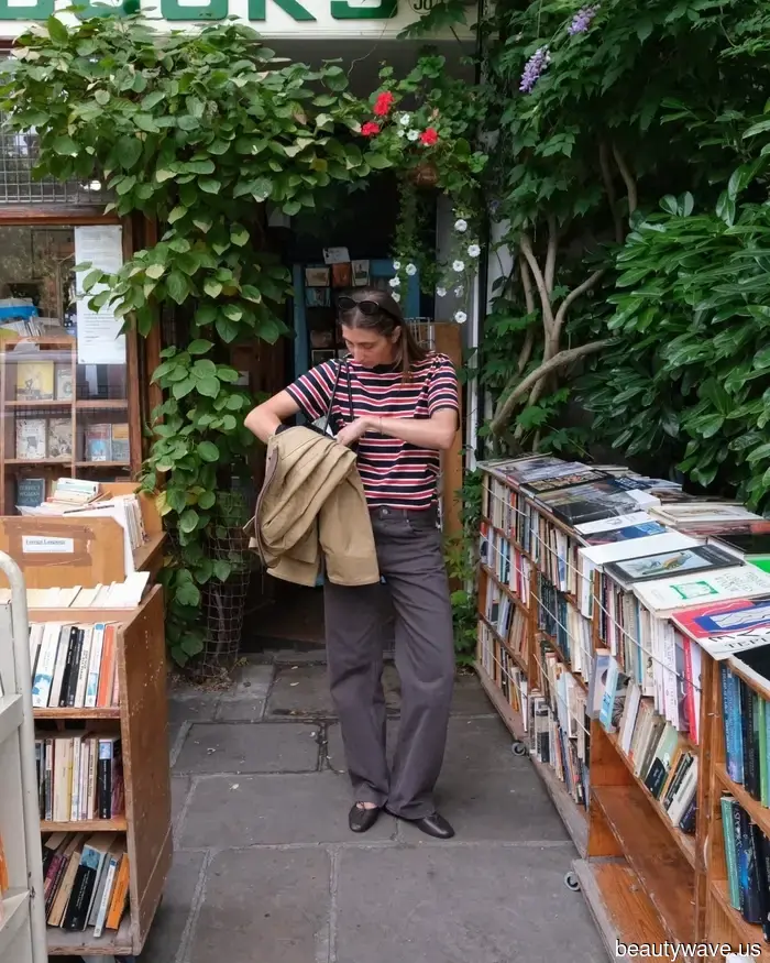 Non tutte le scarpe si abbinano ai jeans marrone cioccolato, ma questi 5 stili sicuramente sì.