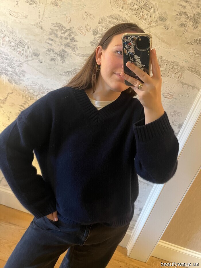 Wherever I go in London, I see the trendiest people sporting this navy jumper.