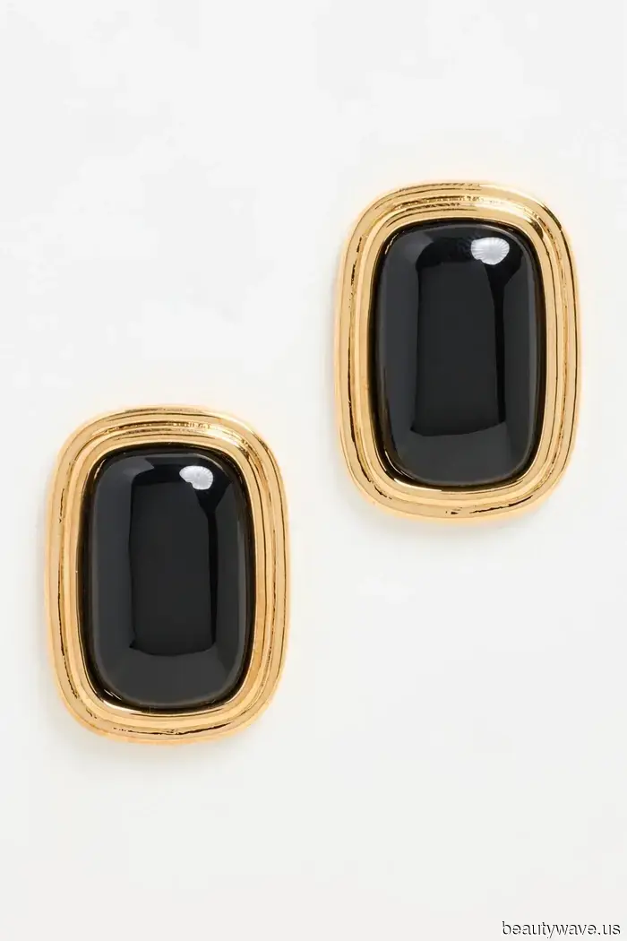 Forget about fleeces and hoodies—this is the must-have jacket for pairing with simple leggings.