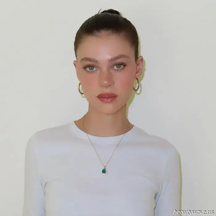 Nicola Peltz Beckham mi ha appena insegnato il suo geniale trucco "Tap and Stamp" per perfezionare la fodera alata