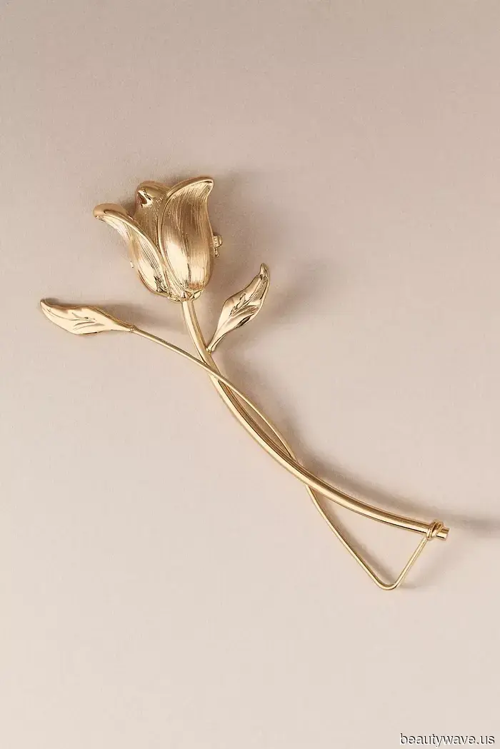 It's My Duty to Observe: The Highly Specific Accessory That Trendy Girls in NYC Are Now Fixated On