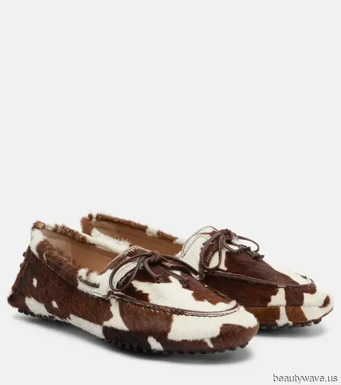 Out of nowhere, those with a keen sense of style are incorporating this shoe trend into their autumn outfits.