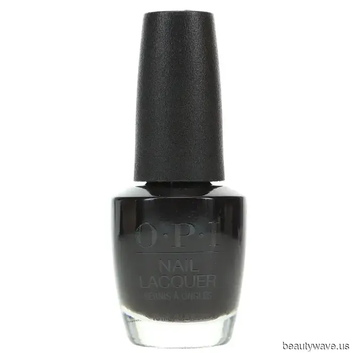 Cada individuo chic está usando uñas de "Navidad Gótica" en este momento&mdash;6 conjuntos vampíricos que actualmente…