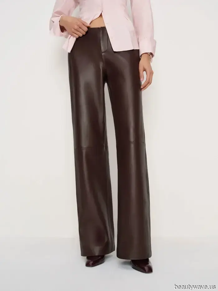 Llevar burdeos con negro es elegante, pero las celebridades con estilo en sus 50 años lo llevan con este color en su lugar.