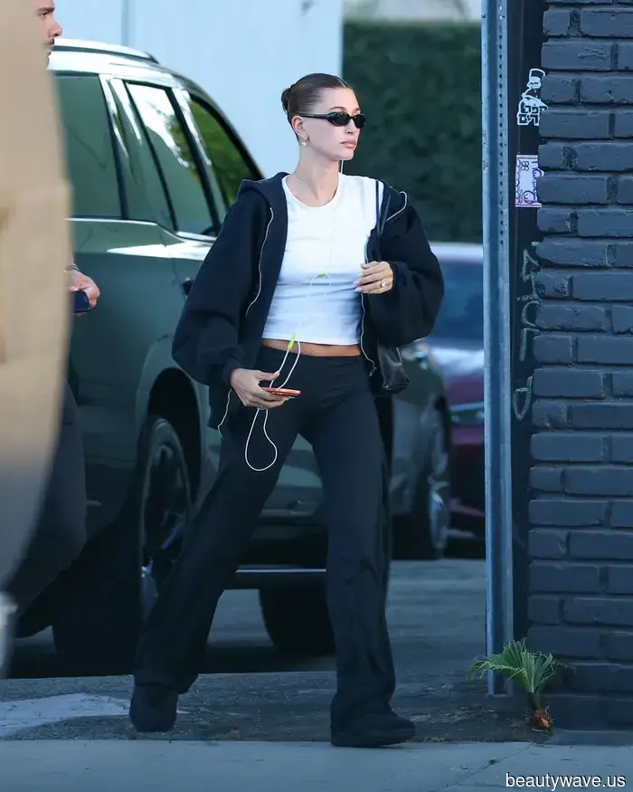 Non è un maglione&mdash;Il basic preferito di Hailey Bieber per il pre-autunno rende i leggings i più cool.