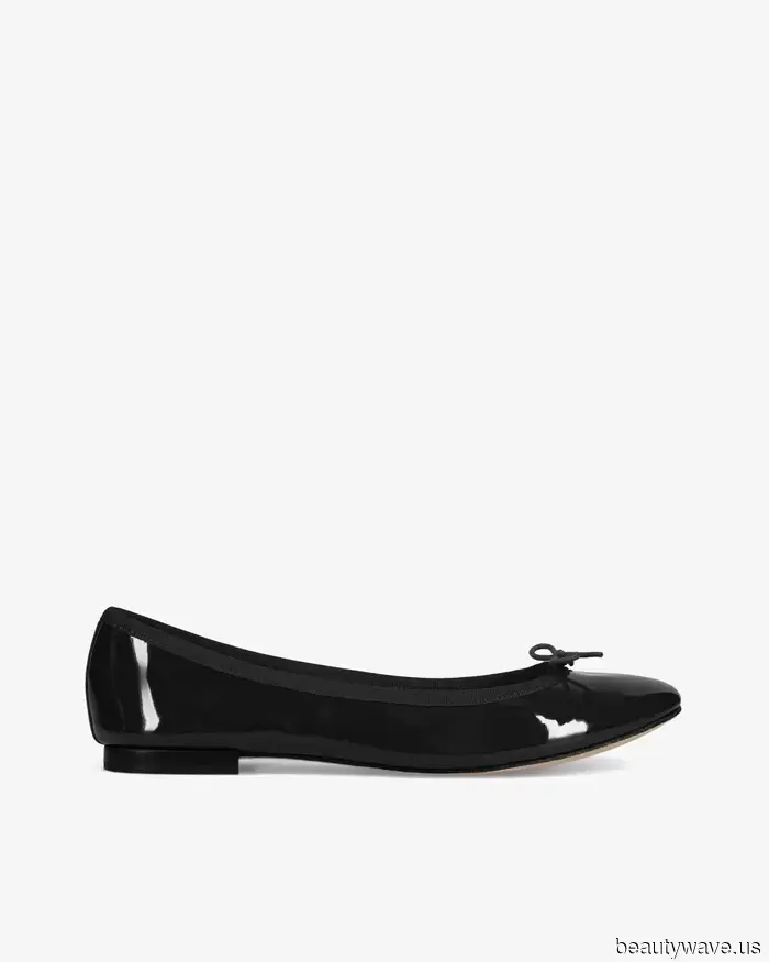 Alexa Chung and Tom Sturridge sported coordinating flats along with the anti-trend jeans that I truly suggest wearing while flying.