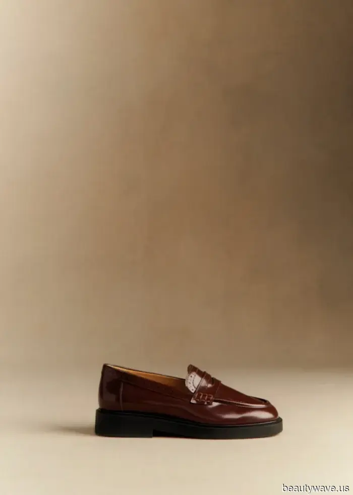 Indeed, loafers pair nicely with trousers, but Parisians understand that they look even more stylish with jeans—these outfits illustrate that perfectly.