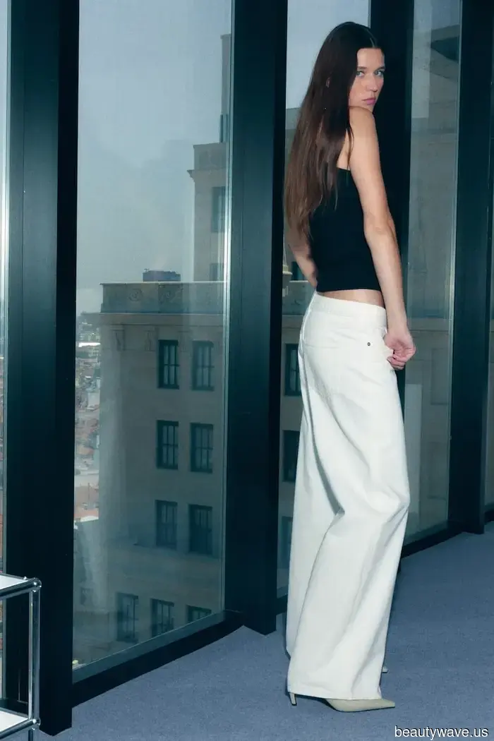 Los jeans azules están bien, pero para el otoño, las personas elegantes saben que esta controvertida tendencia de denim se ve más rica.