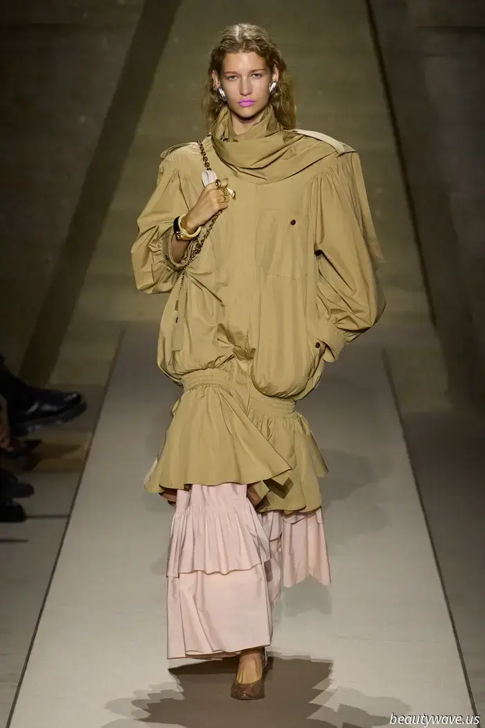 Eng geschnittene Hosen! Markante Schultern! Leuchtende Blumenmuster! Eine 80er‑Attitüde prägt Chloé für den Frühling 2026.