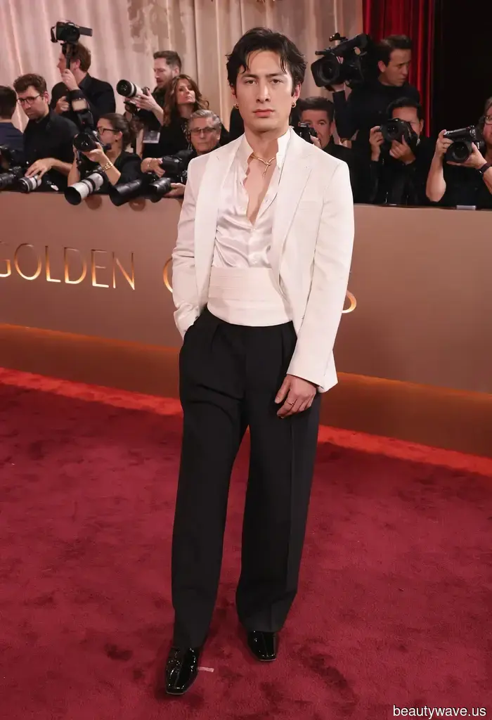 Connor Storrie and Hudson Williams Just Added 100% More Sex Appeal to the Golden Globes With These Two Outfit Details.