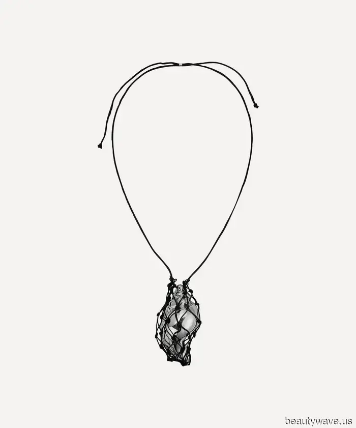 Los conjuntos de verano se ven mucho más elegantes cuando se combinan con este accesorio de moda.