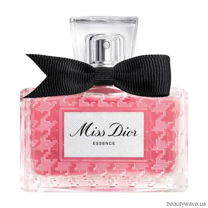 Apologies, Cherry! The trendiest new fragrances have chosen blackberry as the top fragrance note for fall.