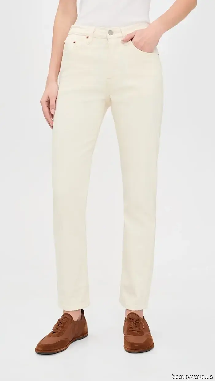 Salta i Pantaloni Neri: Questo È il Modo Chic di Abbinare un Blazer Oversize e Sneakers Bianche nel 2026
