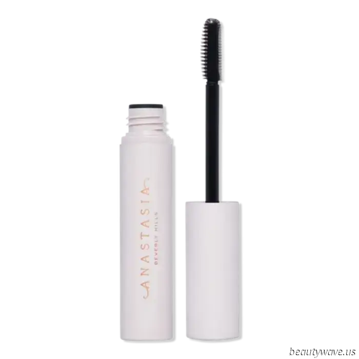 Sono un editor di bellezza, e penso che il mascara Go-To di Hailey Bieber sia ampiamente sottovalutato