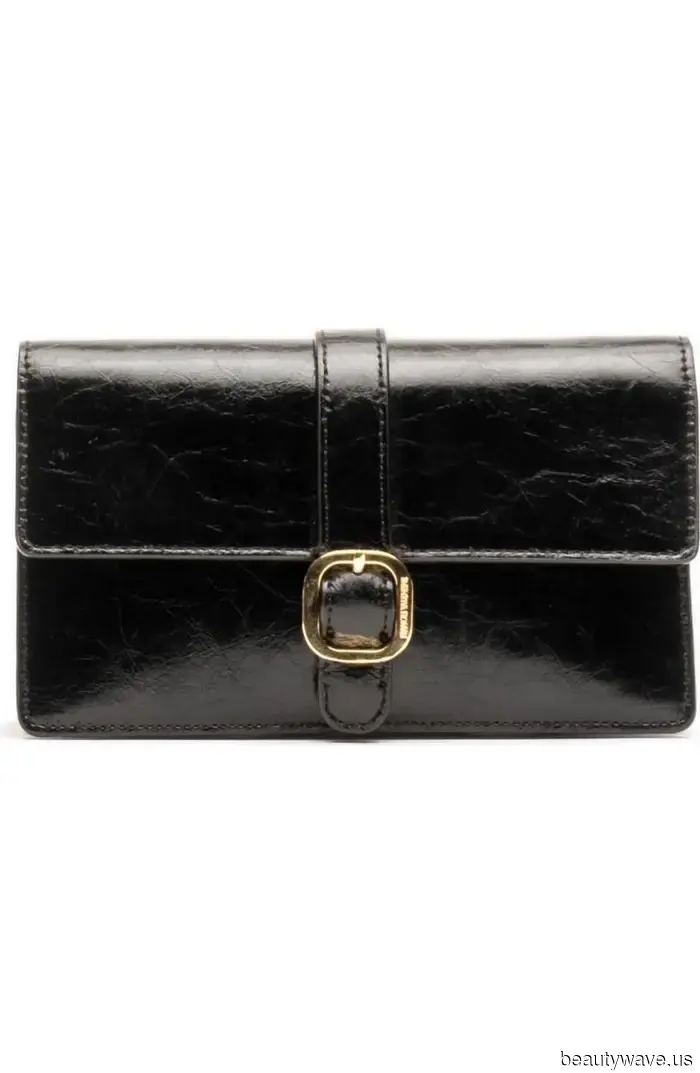 In New York, each It Girl's spring wardrobe features these 7 essential items.