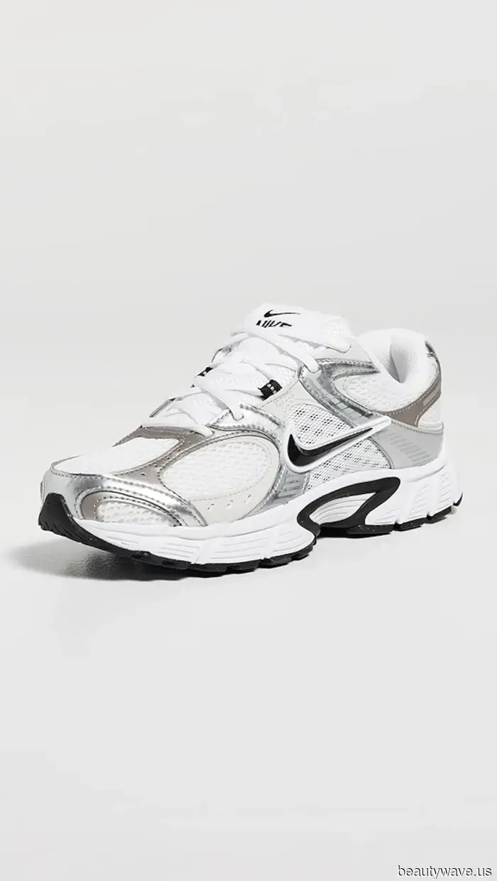 Queste sono le tendenze delle sneaker che le mamme alla moda di New York indossano per il drop-off, Butterfield Market e Tracy Anderson.