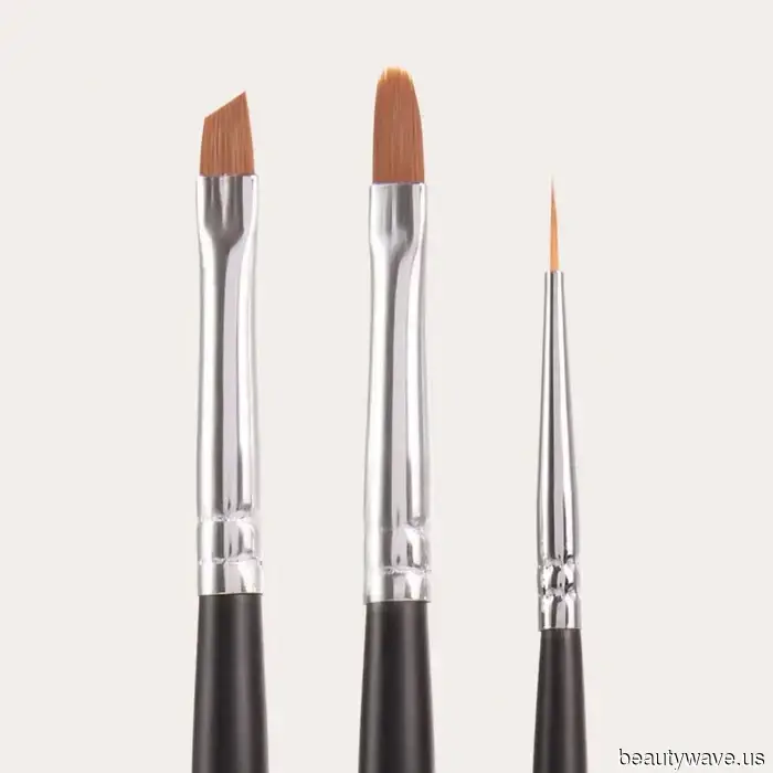 No, No Blanco&mdash;Este Color de Uñas Francés Inesperado Está Listo para Dominar Esta Temporada