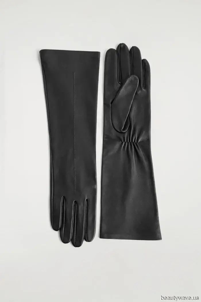 Indeed, loafers pair nicely with trousers, but Parisians understand that they look even more stylish with jeans—these outfits illustrate that perfectly.