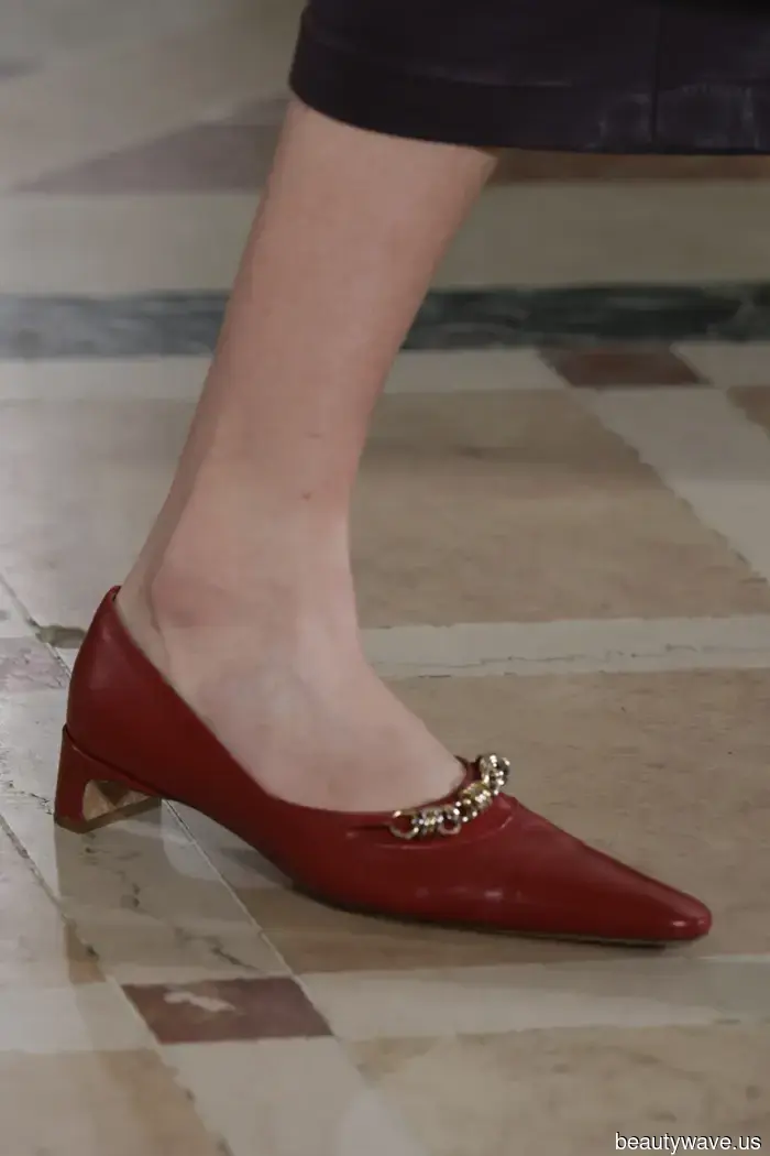 Da Tory Burch, vestirsi come una ragazza alla moda di Uptown è ciò che ci riserva la primavera 2026.