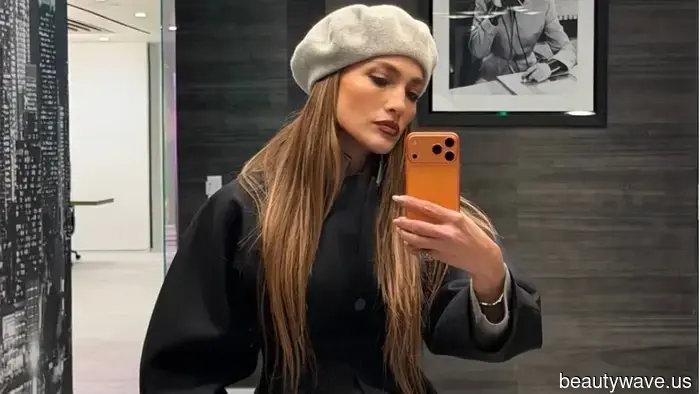 Schwarze Hosen sind in Ordnung, aber J.Lo weiß, dass diese Hosenfarbe 2026 besser zu schwarzen Oberteilen aussieht.