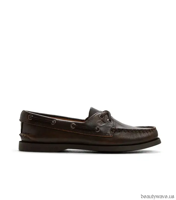 Tieni le Sneakers&mdash;Questa è la tendenza delle scarpe basse autunnali da indossare con i pantaloni corti a partire da ora