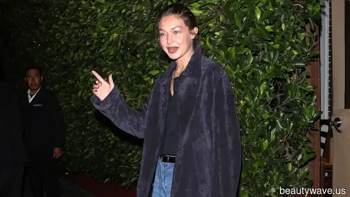 Джиджи Хадид носила осенний тренд обуви, который лучше всего смотрится с джинсами полной длины.