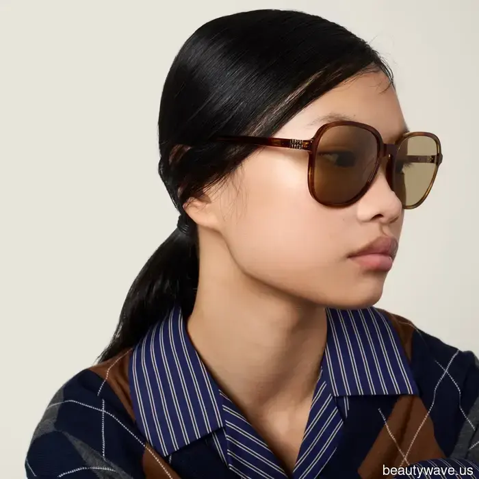 Statt Aviators oder Ovals lässt dieser Sonnenbrillen-Trend der 00er Jahre ein Outfit wie 2026 aussehen.