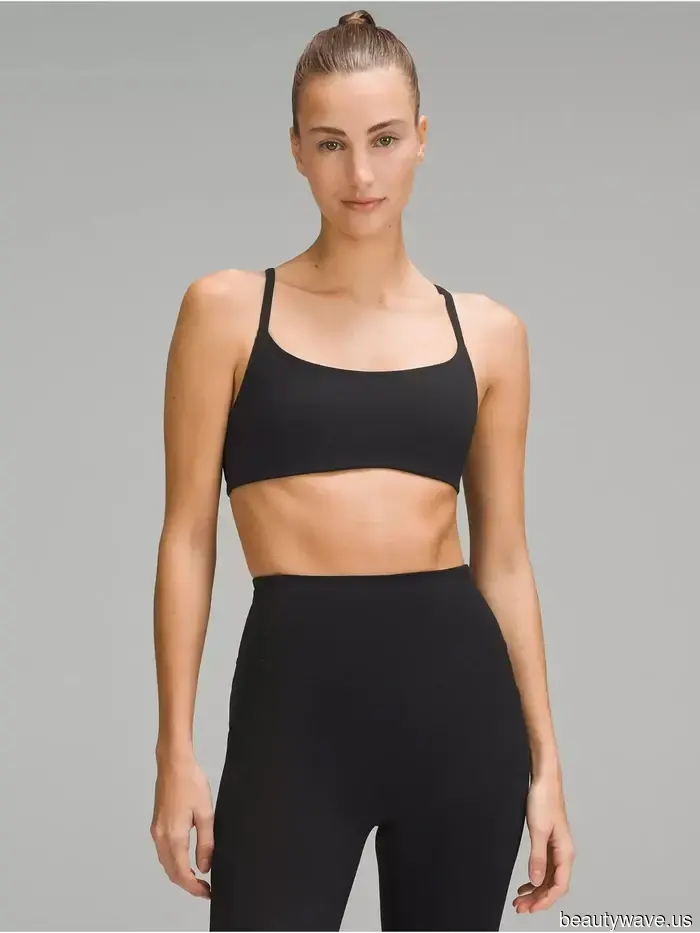 Giuro che vestirsi come Hailey Bieber durante il Pilates rende la mia forma infinitamente migliore.