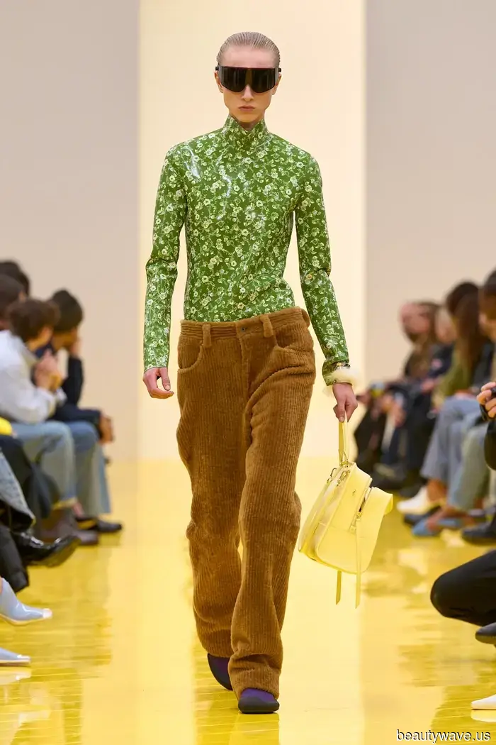 Si quieres lucir más elegante este otoño, compra un par de pantalones y un par de jeans en este color.