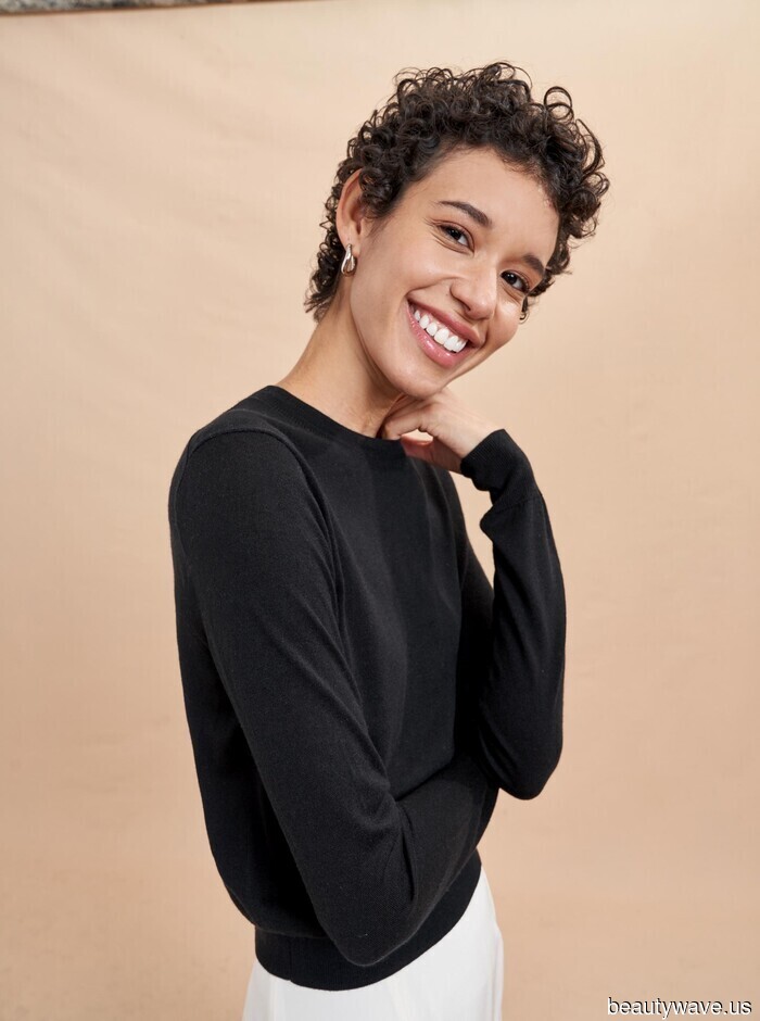 I work in the fashion industry in New York City, and this is my capsule wardrobe (stylish looks are created with it).