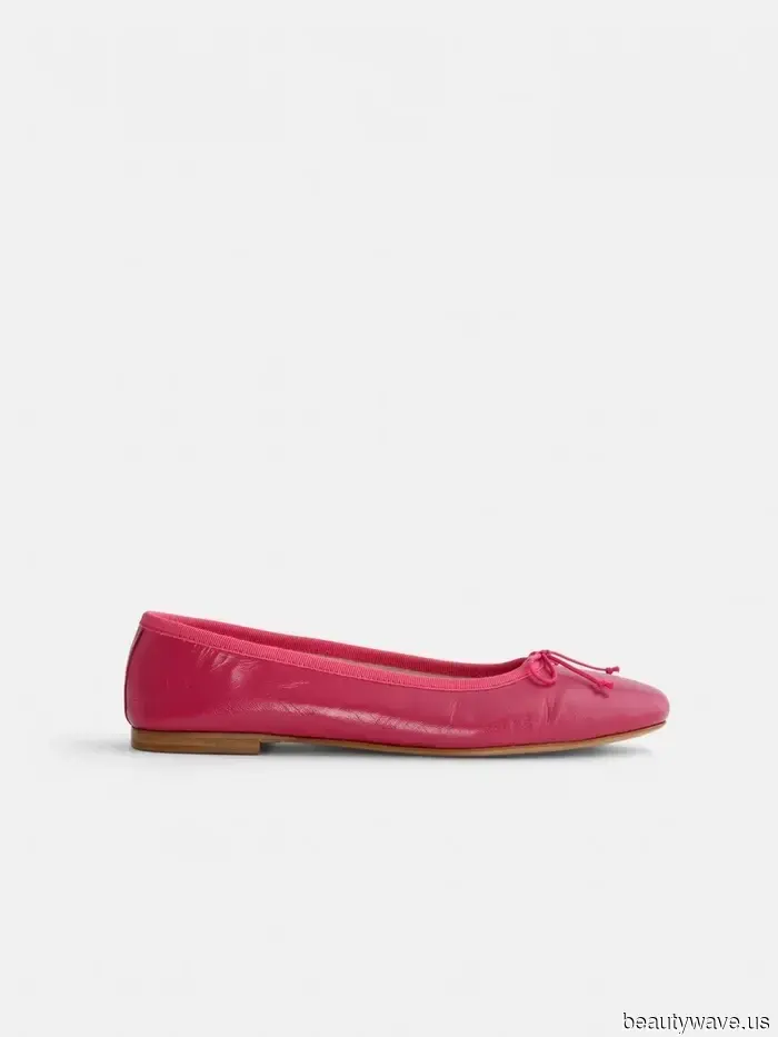 Las personas de moda ocupadas saben que esta tendencia de zapatos planos hace que los atuendos se vean más elegantes cuando ya llegas tarde.