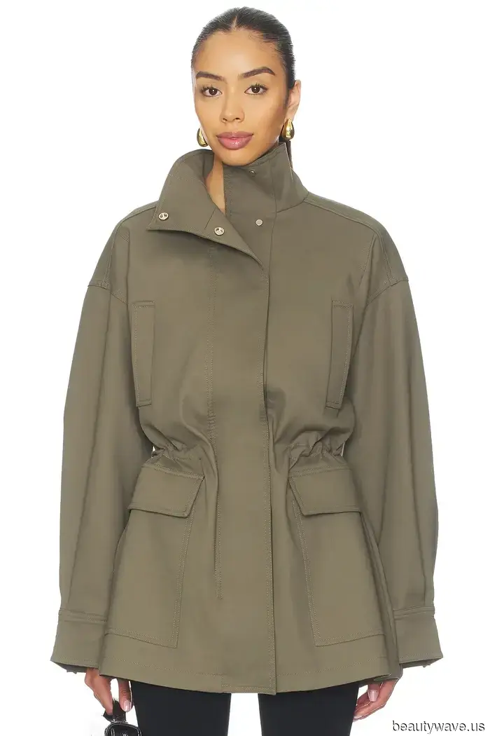 Le persone a Parigi e a New York stanno sostituendo le loro giacche moto con questa alternativa del 2025.