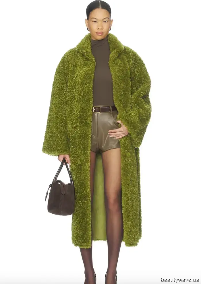 Cada mujer elegante debería tener este estilo de abrigo en su guardarropa de invierno.