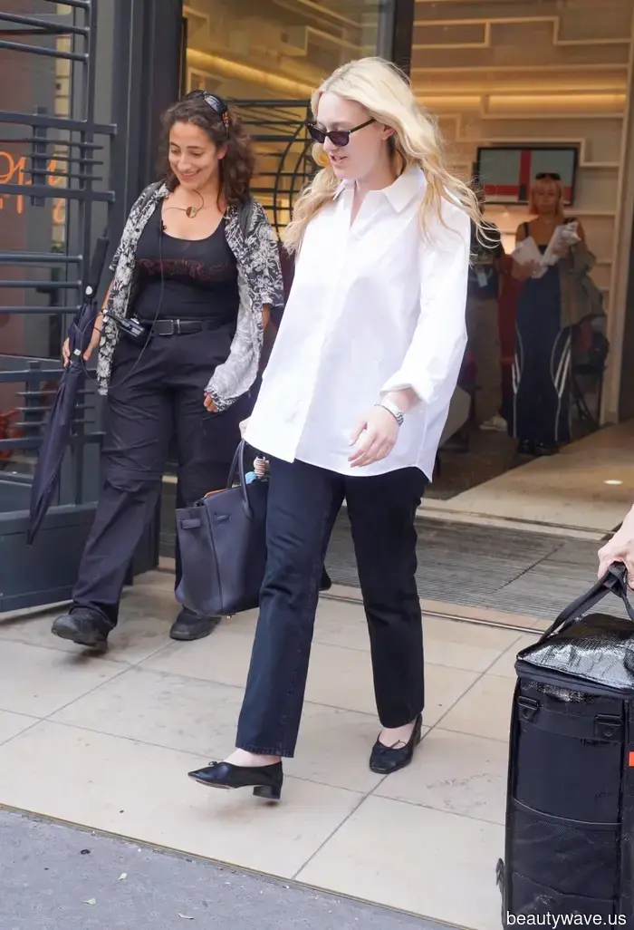 Celebrità americane a Parigi indossano questa tendenza di scarpe per integrarsi con le ragazze francesi