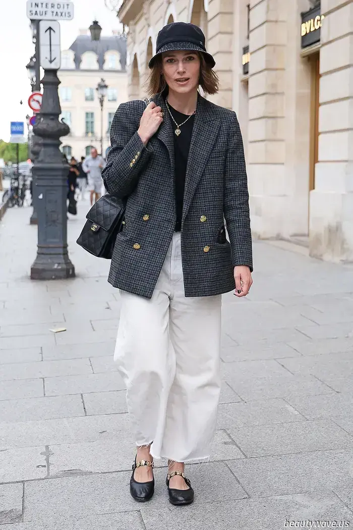 Questa è la tendenza delle scarpe basse eleganti che le donne raffinate indossano improvvisamente con i jeans bianchi