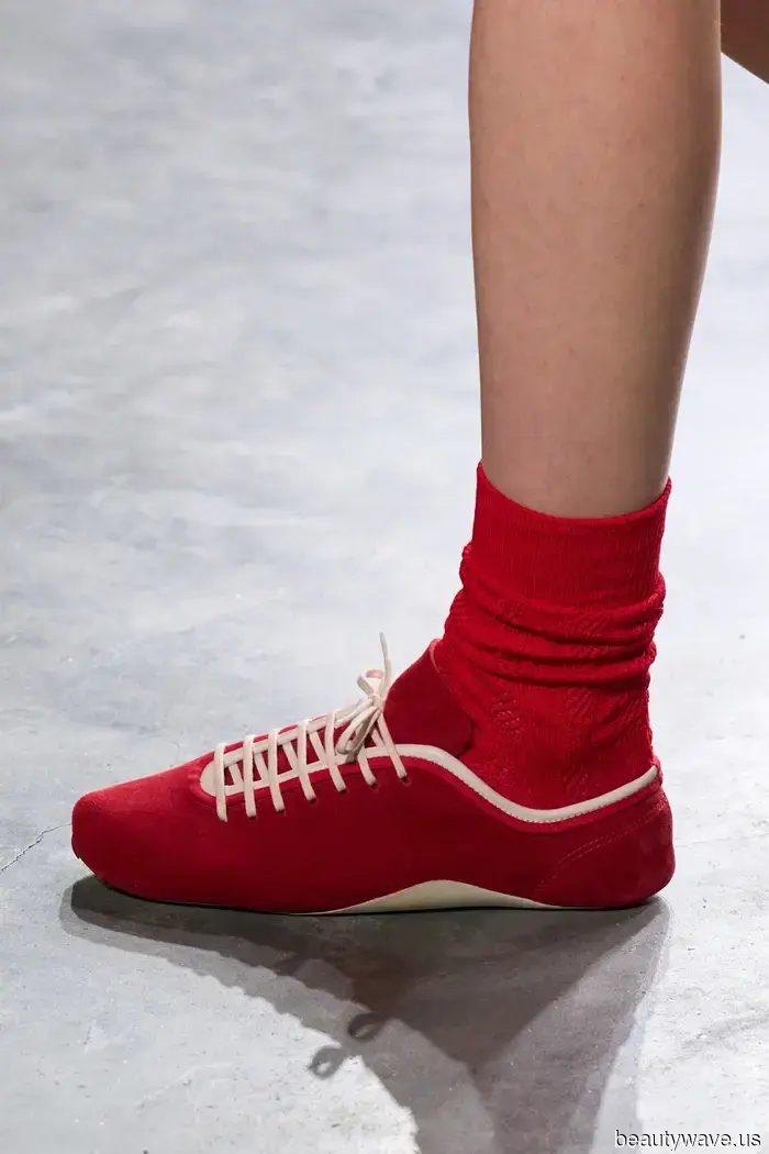 Se stai acquistando un nuovo paio di scarpe, scegli un paio in uno di questi 5 colori di tendenza.