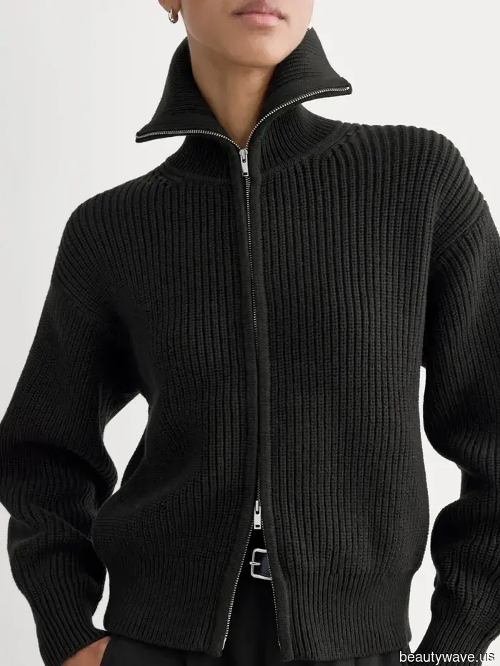 Giuro che vestirsi come Hailey Bieber durante il Pilates rende la mia forma infinitamente migliore.