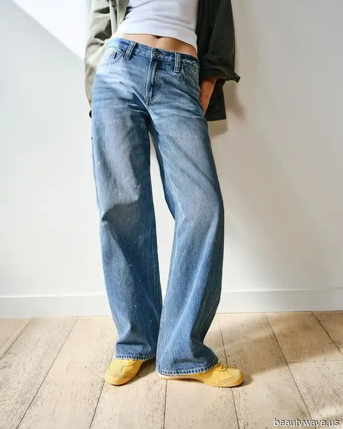 Apologies, but celebrities from the '90s excelled at autumn fashion—here are 7 outfits featuring jeans that demonstrate it.