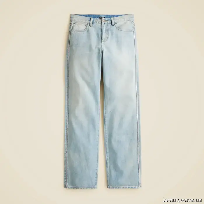 Ariana Grande has effortlessly made a seldom-seen winter jeans color look incredibly stylish.