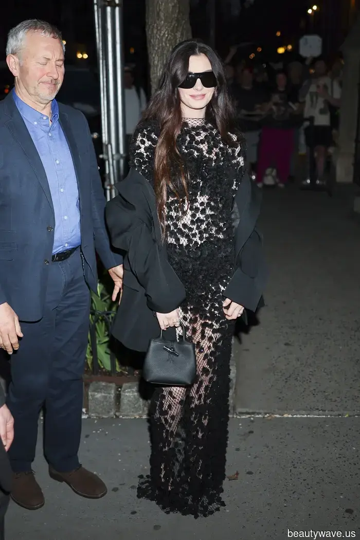 El vestuario de la gira de Anne Hathaway para El diablo viste de Prada 2 se centra en los momentos fuera de servicio.
