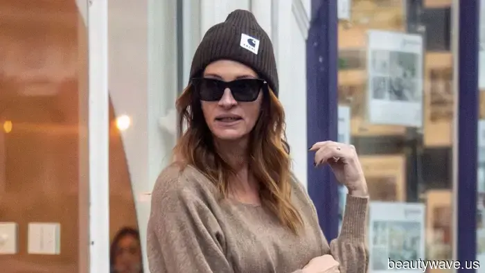 Breaking: Julia Roberts Paired This Contrasting Bag Color With Black Flats, and Life Went On