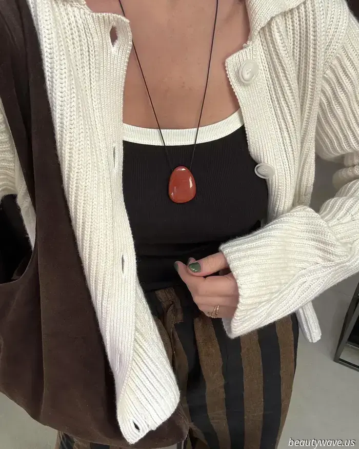 Trovata: la tendenza chic dei gioielli che eleverà istantaneamente le tue semplici t-shirt e canottiere bianche.
