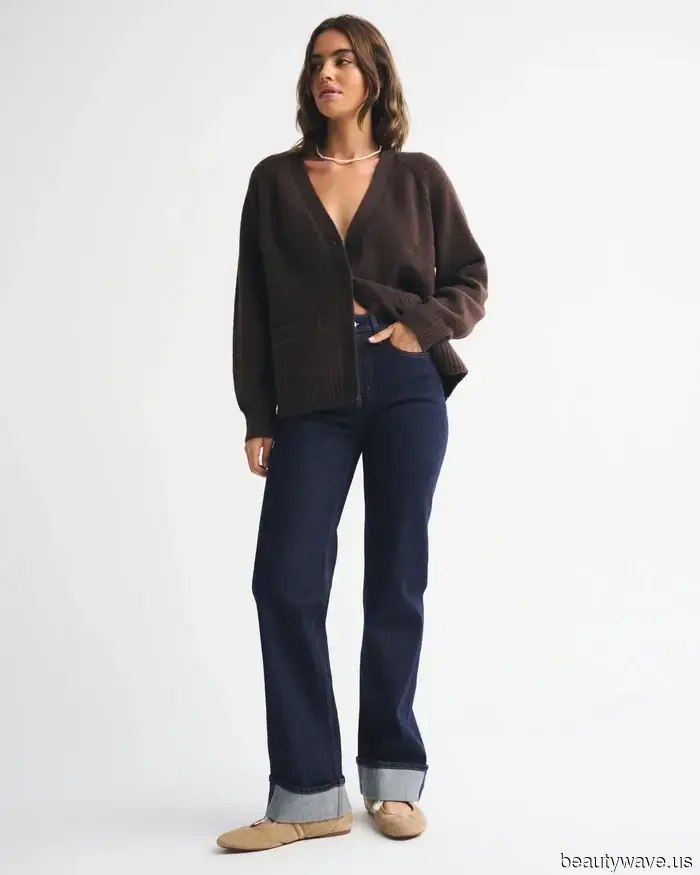 Si planeas remangar tus jeans este otoño, hazlo solo con *este* lavado de denim específico y *estos* zapatos.