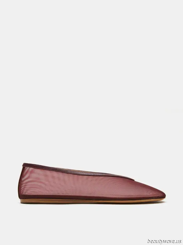 Ya no se necesitan más zapatos planos de malla negra; los diseñadores elegantes los están comprando en este color ahora.