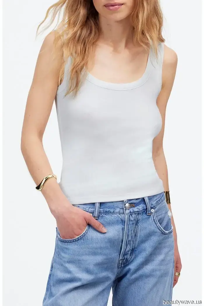 Non sembrerai mai fuori moda con pantaloni cropped se indossi questo e questo con essi.