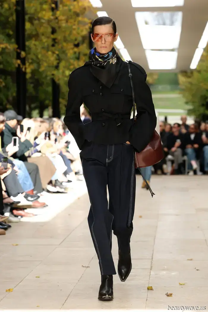 Foulard di raso, colori primari e sartoria morbida — Michael Rider continua a imprimere il suo marchio sul preppy-borghese…
