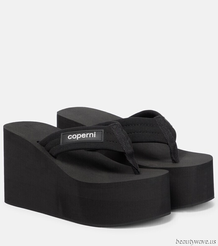 Out of nowhere, the "ugly" sandal trend that Jennifer Aniston frequently sported in the '90s has made a comeback.
